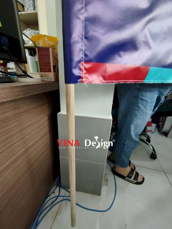 In cờ công ty vải Silk mực dầu bóng, may 4 cạnh gắn cán gỗ dài - VND332