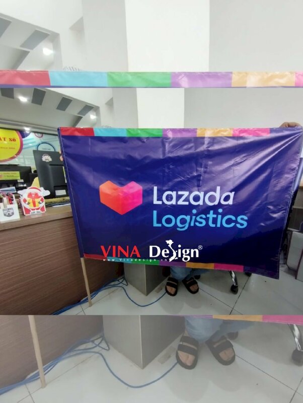In cờ công ty vải Silk mực dầu bóng, may 4 cạnh gắn cán gỗ dài - VND332
