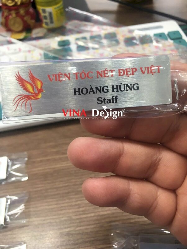 Bảng tên nhân viên cài áo nam châm hít cho Viện tóc Hair Studio salon tóc - VND931