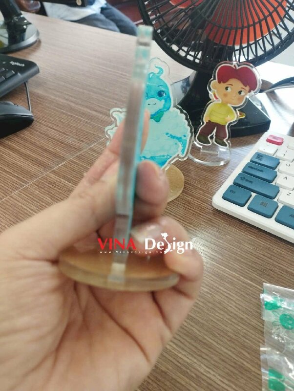 In ảnh mica theo yêu cầu gắn chân đế standee để bàn hình chibi linh vật - VND926