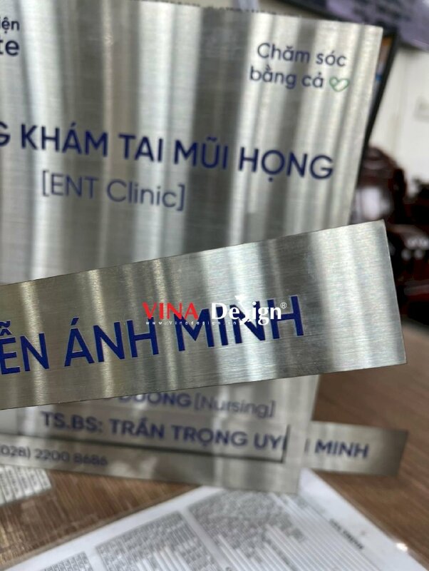 In bảng tên phòng khám bệnh viện quốc tế, bảng tên inox nhôm xước bạc thay tên bác sĩ - VND359