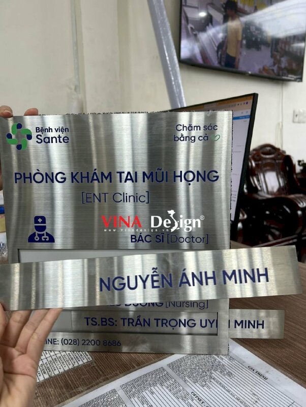 In bảng tên phòng khám bệnh viện quốc tế, bảng tên inox nhôm xước bạc thay tên bác sĩ - VND359