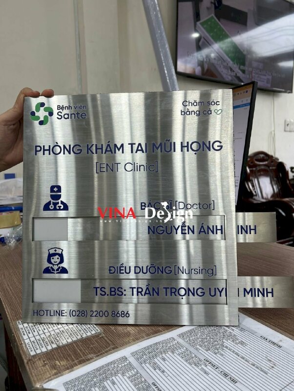 In bảng tên phòng khám bệnh viện quốc tế, bảng tên inox nhôm xước bạc thay tên bác sĩ - VND359