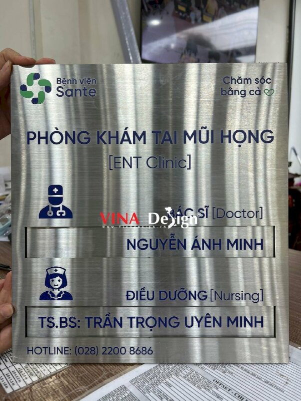 In bảng tên phòng khám bệnh viện quốc tế, bảng tên inox nhôm xước bạc thay tên bác sĩ - VND359