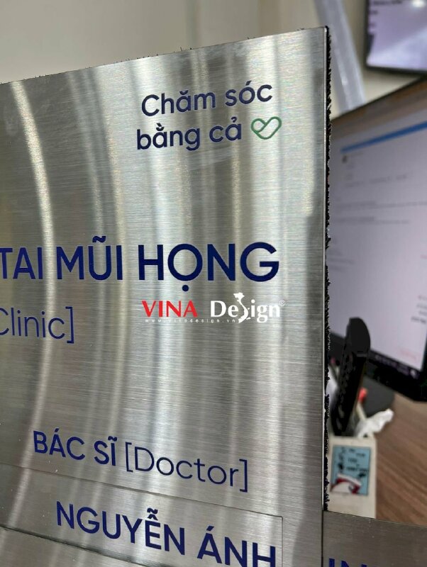 In bảng tên phòng khám bệnh viện quốc tế, bảng tên inox nhôm xước bạc thay tên bác sĩ - VND359