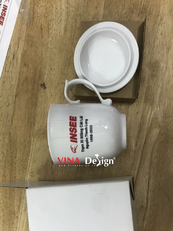In logo & tên công ty, năm kỷ niệm dạng số UV DTF dán ly sứ có nắp làm quà tặng - VND939