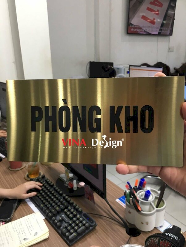 In bảng tên chức danh phòng ban công ty, in UV ăn mòn inox nhôm xước màu vàng gold - VND943