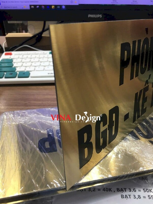 In bảng tên chức danh phòng ban công ty, in UV ăn mòn inox nhôm xước màu vàng gold - VND943