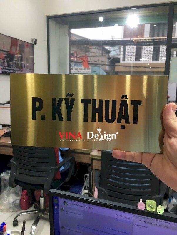 In bảng tên chức danh phòng ban công ty, in UV ăn mòn inox nhôm xước màu vàng gold - VND943