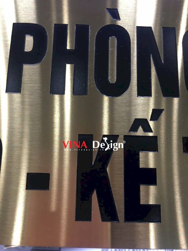 In bảng tên chức danh phòng ban công ty, in UV ăn mòn inox nhôm xước màu vàng gold - VND943