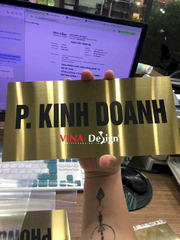 In bảng tên chức danh phòng ban công ty, in UV ăn mòn inox nhôm xước màu vàng gold - VND943