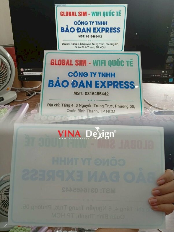 In bảng tên công ty Mica trong 3li in UV 1 mặt, lót trắng full nền - VND957