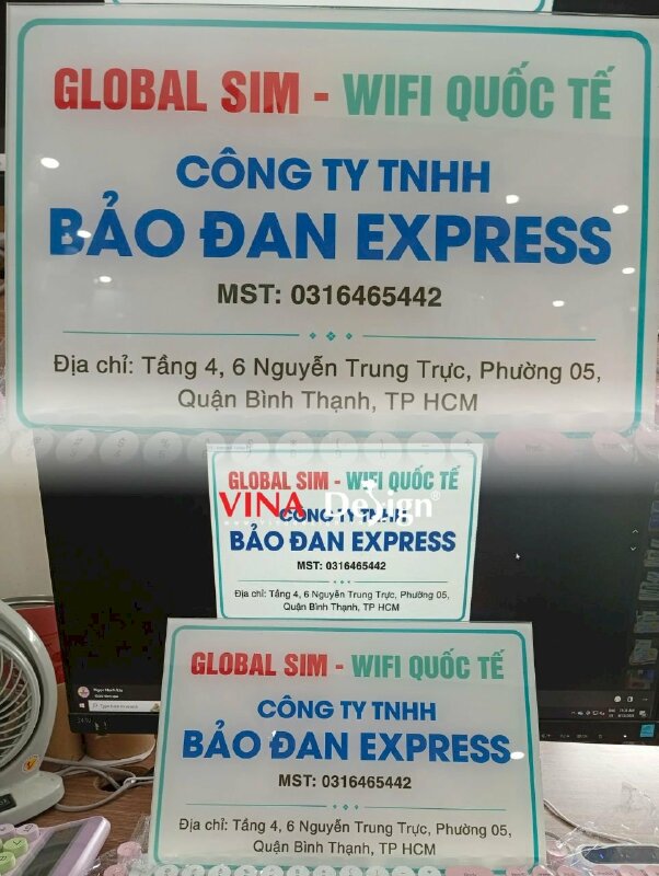 In bảng tên công ty Mica trong 3li in UV 1 mặt, lót trắng full nền - VND957