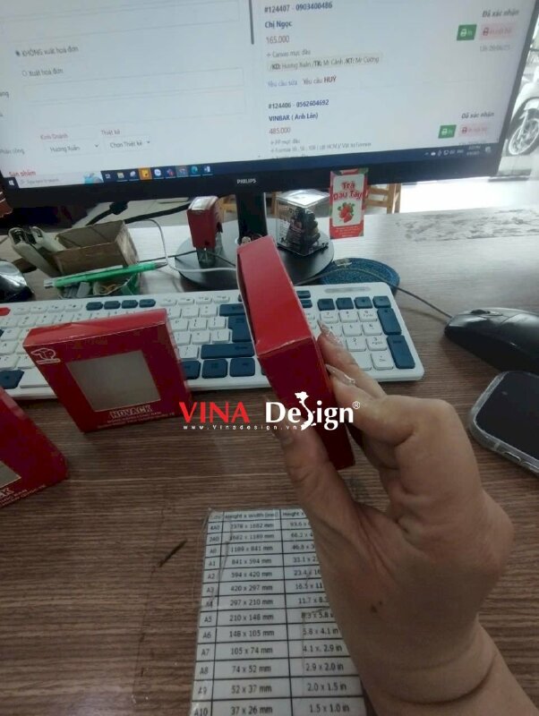 In hộp giấy hình vuông có ô cửa sổ dán miếng support cho công ty sơn công nghiệp - VND951