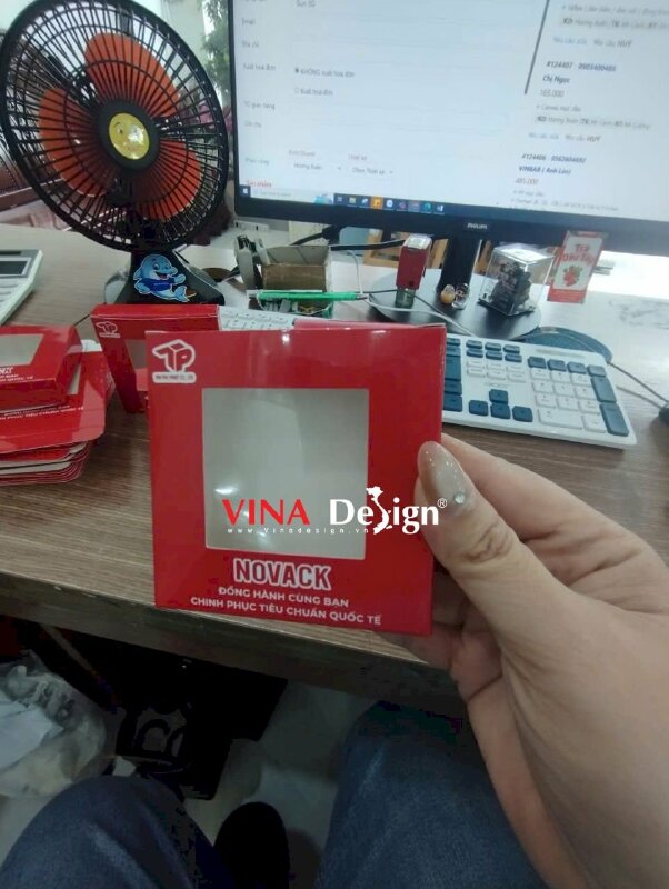 In hộp giấy hình vuông có ô cửa sổ dán miếng support cho công ty sơn công nghiệp - VND951