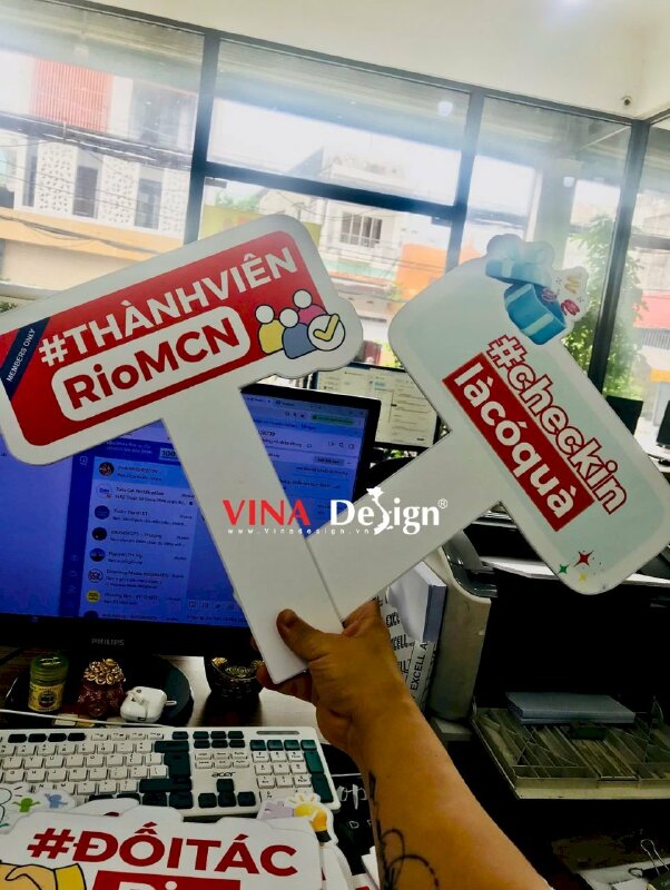 Làm biển cầm tay check in sự kiện đối tác sàn thương mại điện tử MCN Multi-channel Network - VND953