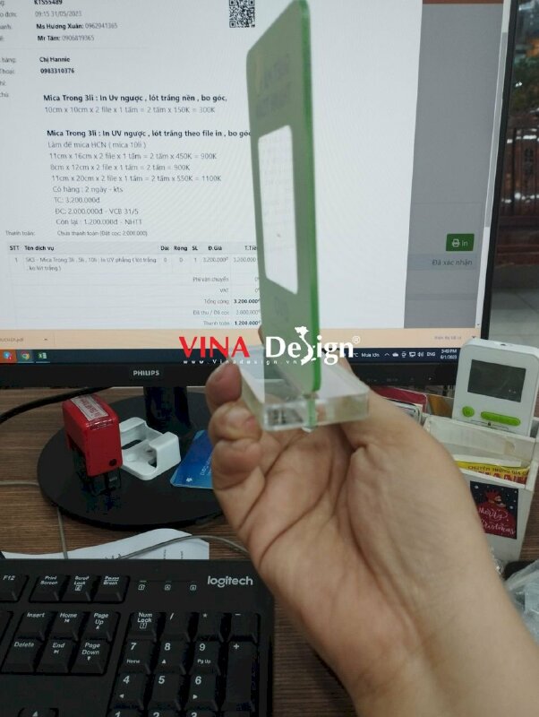 In standee mica để bàn - VND15
