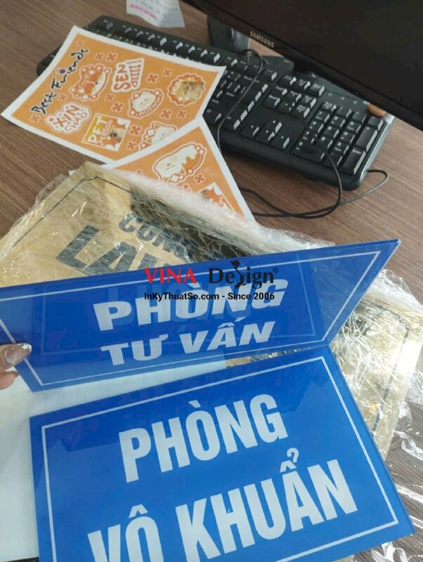 In bảng tên phòng ban, phòng tư vấn, phòng khử khuẩn in Mica trong - VND992