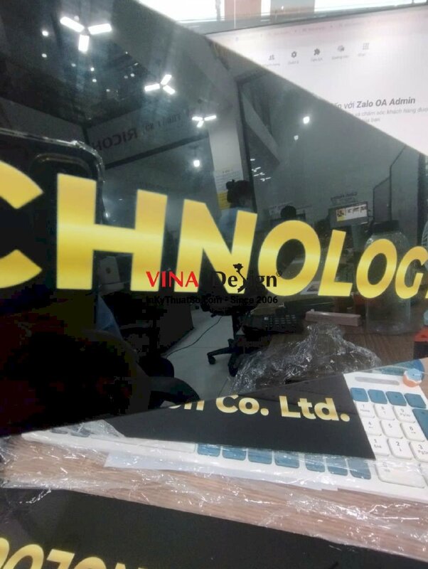 In Mica màu theo yêu cầu, in lên vật tư Mica đen khách hàng mang đến - VND988