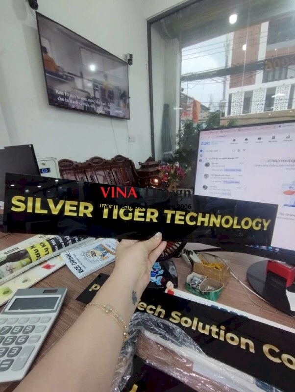 In Mica màu theo yêu cầu, in lên vật tư Mica đen khách hàng mang đến - VND988