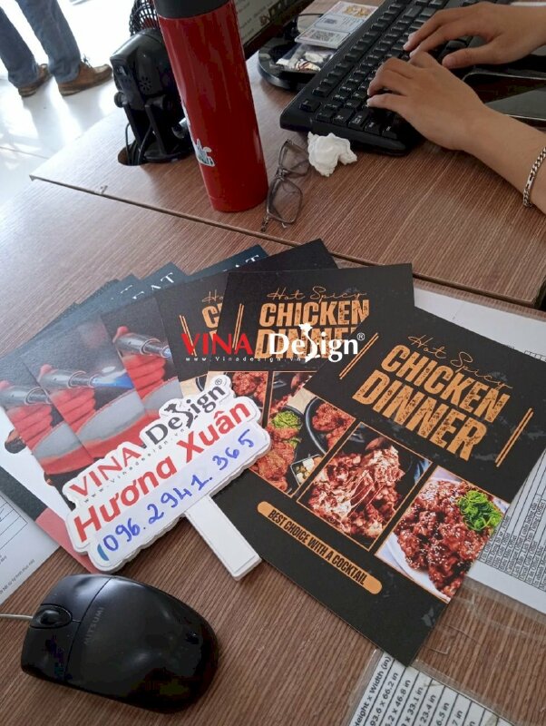 In tờ rơi A5 gắn standee nhựa Mica để bàn quán Cafe & Bistro, in giấy mỹ thuật Econo - VND310
