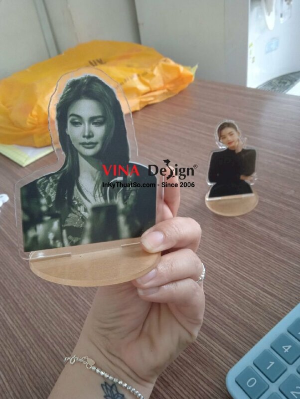 In tượng Mica ảnh chân dung, standee Mica trong suốt chân dung người mẫu idol - VND507