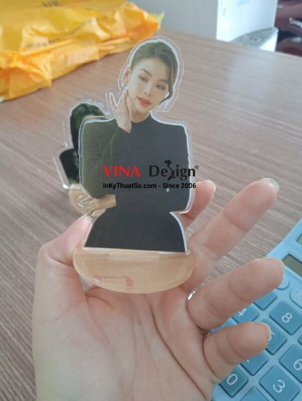 In tượng Mica ảnh chân dung, standee Mica trong suốt chân dung người mẫu idol - VND507