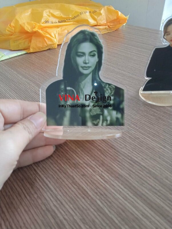 In tượng Mica ảnh chân dung, standee Mica trong suốt chân dung người mẫu idol - VND507