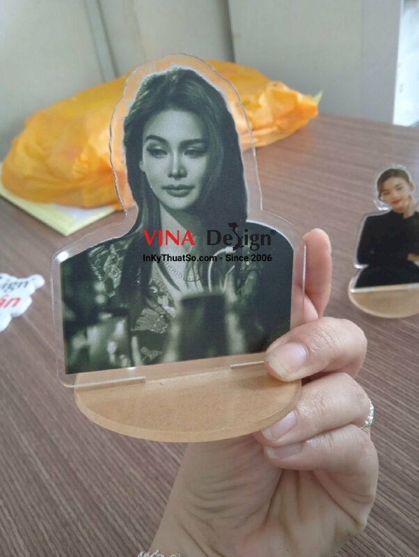 In tượng Mica ảnh chân dung, standee Mica trong suốt chân dung người mẫu idol - VND507