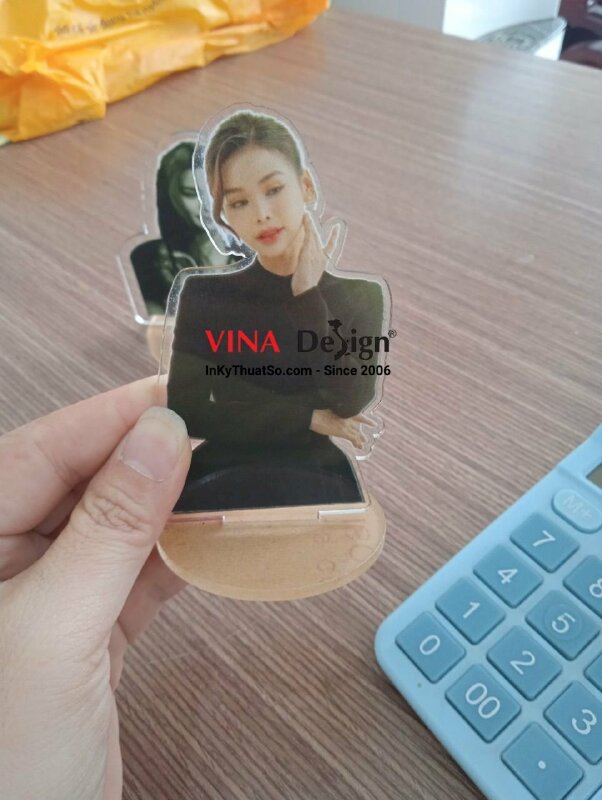In tượng Mica ảnh chân dung, standee Mica trong suốt chân dung người mẫu idol - VND507
