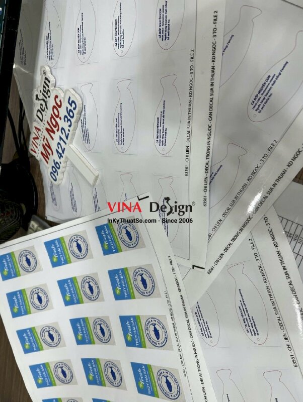 In tem Decal trong mực dầu, in ngược, cán lên Decal sữa, bế tem theo viền - VND243