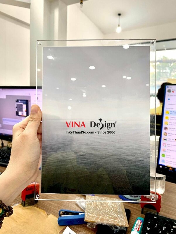 In tranh Mica in UV, bấm lỗ tròn bắt vít treo 4 góc - VND987