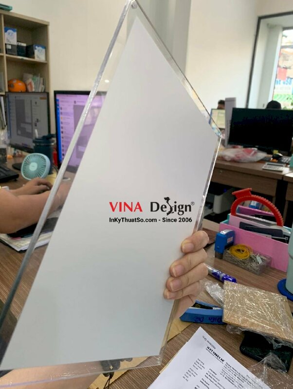 In tranh Mica in UV, bấm lỗ tròn bắt vít treo 4 góc - VND987