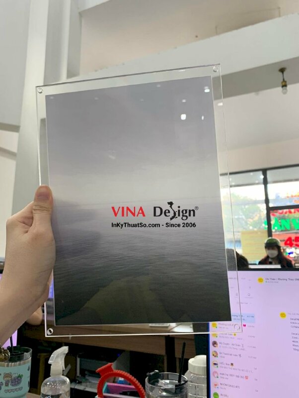 In tranh Mica in UV, bấm lỗ tròn bắt vít treo 4 góc - VND987