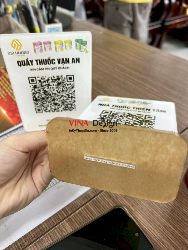 Làm đế Mica quét mã QRcode thanh toán, standee mica để quầy thuốc - VND390