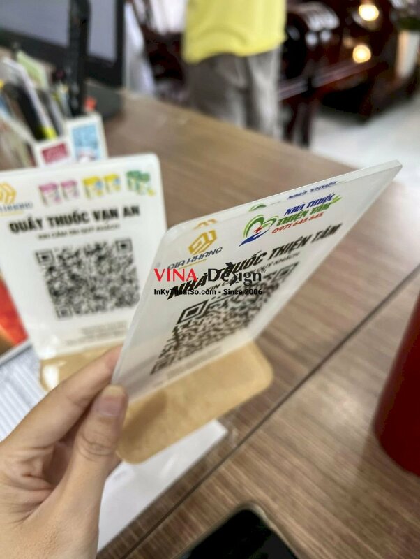 Làm đế Mica quét mã QRcode thanh toán, standee mica để quầy thuốc - VND390