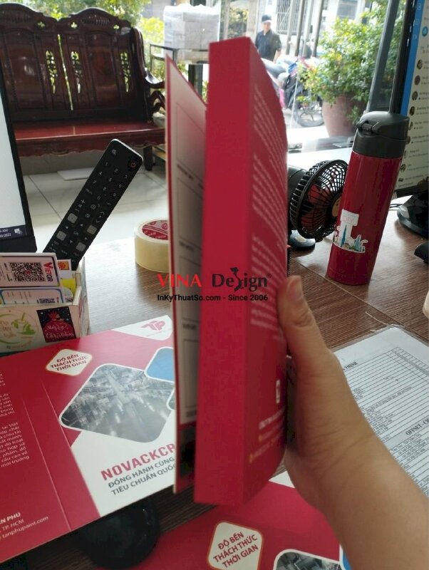 In bìa quyển catalogue bảng màu sơn, in bao bì giấy Ivory 300gsm - VND415