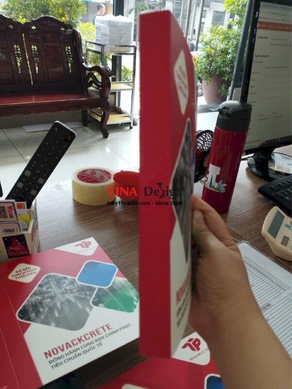 In bìa quyển catalogue bảng màu sơn, in bao bì giấy Ivory 300gsm - VND415