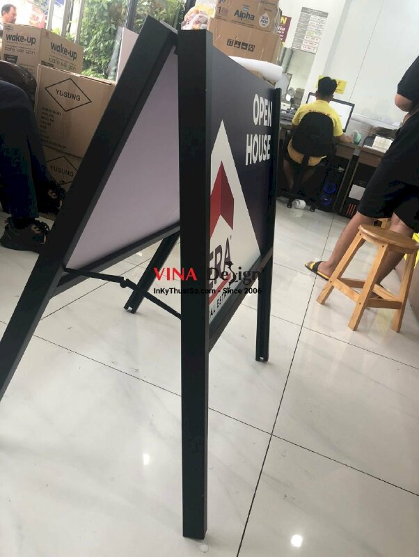 In standee chân sắt chữ A biển chỉ dẫn sự kiện tham quan nhà mẫu Open House - VND52