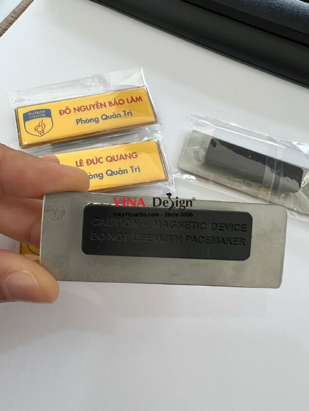 Bảng tên nhựa đổ keo gắn nam châm - VND02