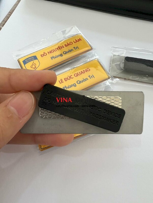 Bảng tên nhựa đổ keo gắn nam châm - VND02