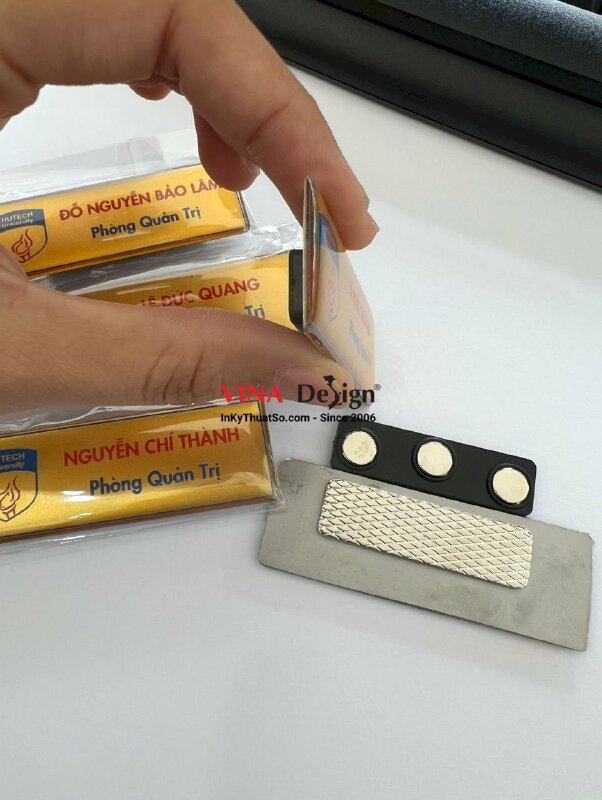 Bảng tên nhựa đổ keo gắn nam châm - VND02