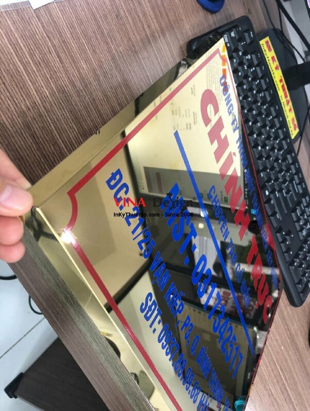 Biển tên công ty inox, mặt nhôm vàng, có vạt lá hẹ - VND03