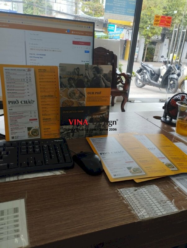 In menu quán phở song ngữ Anh - Việt dạng tấm nhựa cầm tay A5 - VND88