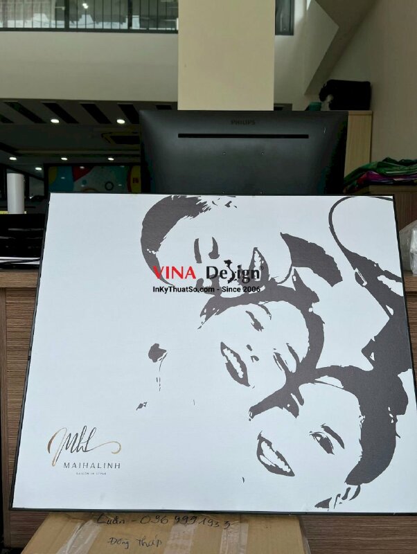 In tranh chân dung đen trắng theo yêu cầu (có đóng khung) - VND76