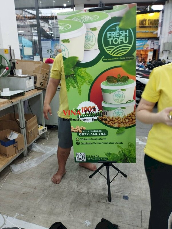 In poster bìa cứng dựng standee chân đứng - VND50