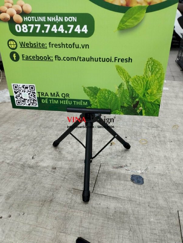 In poster bìa cứng dựng standee chân đứng - VND50