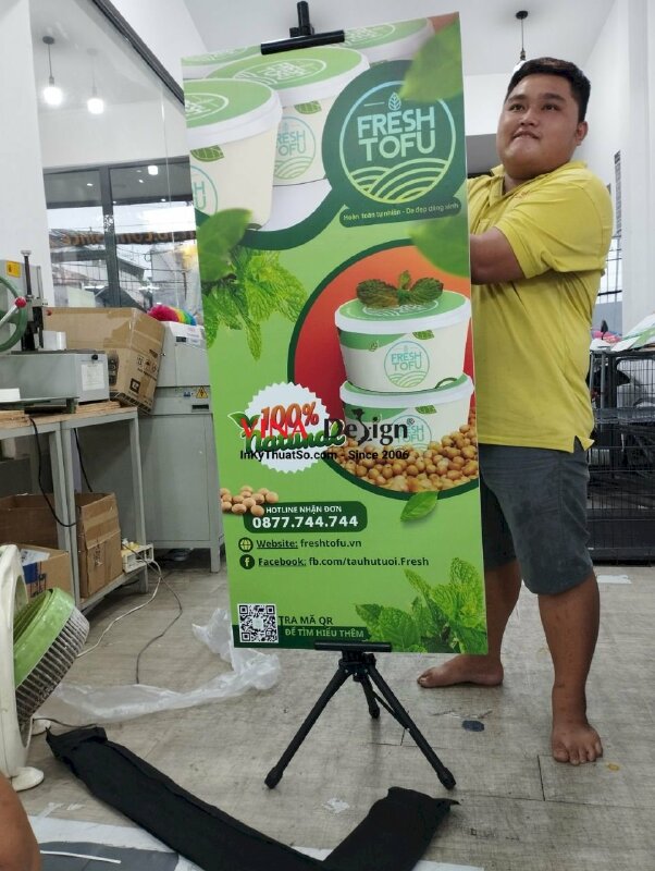 In poster bìa cứng dựng standee chân đứng - VND50
