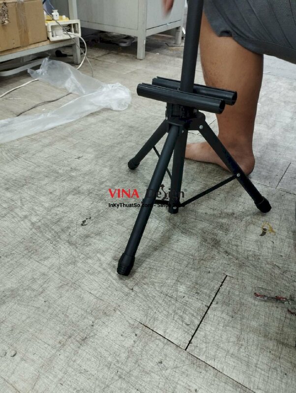 In poster bìa cứng dựng standee chân đứng - VND50