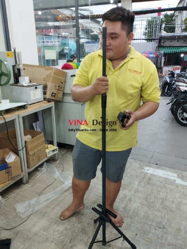 In poster bìa cứng dựng standee chân đứng - VND50